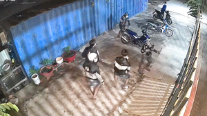 Video: Nhóm thanh niên khóa cửa nhà người dân trộm gà, còn dọa giết chủ nhà