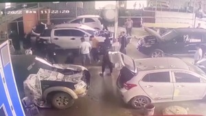 Video: Hung hãn xông vào gara ô tô đánh 3 người trọng thương