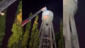 Video: Cảnh sát giải cứu thai phụ trèo lên tháp nước cao 25m lúc rạng sáng