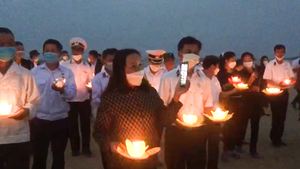 Video: Thả hoa đăng tưởng niệm 64 liệt sĩ Gạc Ma