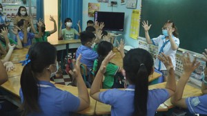 Góc nhìn trưa nay | Nữ sinh viên sư phạm đi bằng hai đầu gối đam mê ngôn ngữ kí hiệu