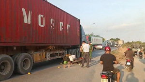 Video: Tai nạn với xe container trên quốc lộ 1, chồng chết tại chỗ, vợ đi cấp cứu