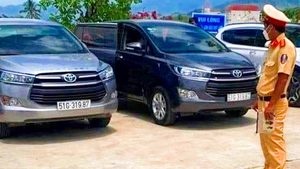 Video: Hai ô tô cùng biển số đậu cạnh nhau ở Bình Thuận, xác minh xe nào mang biển số giả?
