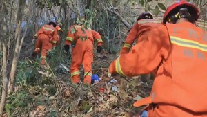 Video: Tìm thấy ví tiền, chứng minh thư của nạn nhân vụ rơi máy bay ở Trung Quốc