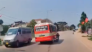 Video: Thót tim với hình ảnh người phụ nữ thoát tai nạn với xe buýt