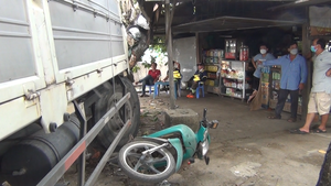 Video: Xe tải lao vào quán cà phê ven đường, nhiều người may mắn thoát tai nạn