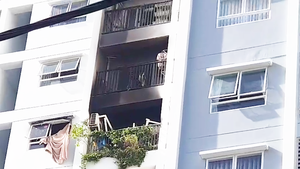 Video: Cháy căn hộ chung cư ở quận Tân Phú, 2 người tử vong nghi do rơi từ tầng cao