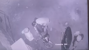Video: Nhiều đối tượng cầm mã tấu, bình xịt hơi cay vào bãi container trộm xe máy