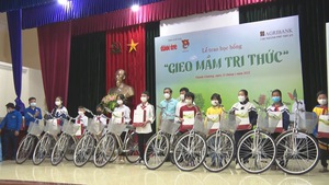 250 học sinh nghèo vượt khó xứ Nghệ nhận học bổng “Gieo mầm tri thức”