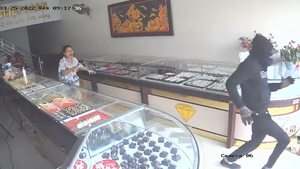 Video: Tạm giữ nghi phạm dùng dao và ‘súng nhựa’ đe dọa, cướp tiệm vàng ở Thanh Hóa