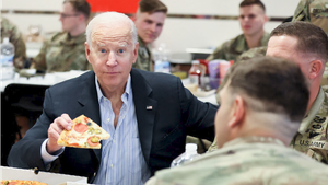 Video: Tổng thống Biden trò chuyện và ăn pizza với lính Mỹ đóng quân tại Ba Lan