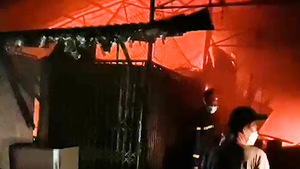 Video: Cháy rụi 40 kitôt ở trung tâm thương mại Cái Dầu, ước thiệt hại hơn 5 tỉ đồng