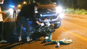 Video: Ô tô kéo lê xe máy hàng chục mét, con trai tử vong, bố nguy kịch