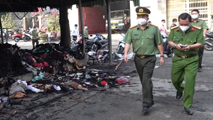 Video: Đại tá Đinh Văn Nơi đến hiện trường vụ cháy hơn 70 kiốt, thăm hỏi tiểu thương