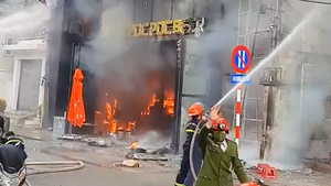 Video: Cháy lớn tại quán pub beer ở Huế, công an di dời nhiều hộ dân xung quanh