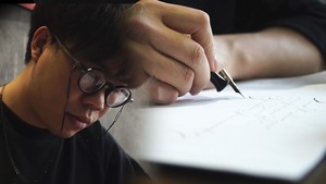 Góc nhìn trưa nay | Hành trình thành nghệ nhân chế tác bút calligraphy của chàng trai Hà Nội
