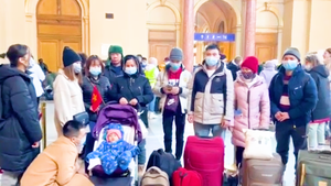 Video: 200 người Việt ở Ukraine đã sơ tán đến Hungary, được chào đón ấm áp