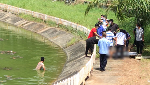 Video: Phát hiện bé trai chết dưới hồ nước trong khu dân cư