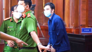 Video: Y án 2 năm tù với bị cáo Lê Chí Thành tội chống người thi hành công vụ