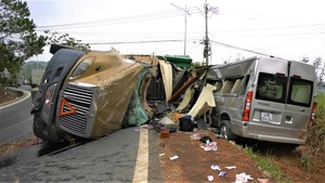 Video: Tai nạn giữa xe đầu kéo và xe khách 16 chỗ ở giữa đèo Mimosa, 7 người bị thương