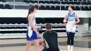 Video: Trọng tài bất ngờ vào sân cầu hôn nữ cầu thủ ở trận chung kết bóng rổ