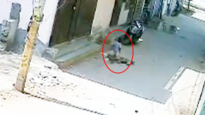 Video: Cảnh báo nguy cơ 'chết người' trên đường, bé trai 4 tuổi lọt xuống cống
