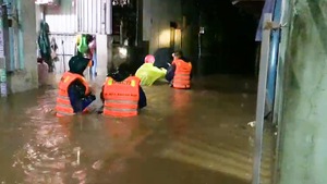 Video: Nhiều khu dân cư ở Đà Nẵng chạy lụt rạng sáng 2-4