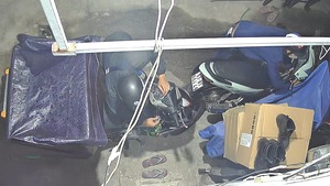 Video: Hai tên trộm dùng dây rút cột chặt cửa phòng trọ, cắt khóa lấy hai xe máy