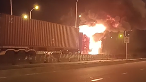 Video: Xe container cháy rụi trên cầu Phú Mỹ