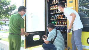Video: Nhóm thiếu niên đập phá 2 máy bán hàng tự động để lấy trộm nước uống