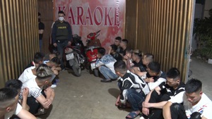 Video: Phát hiện 36 người mang theo dao phóng lợn đến quán karaoke 'bay lắc'