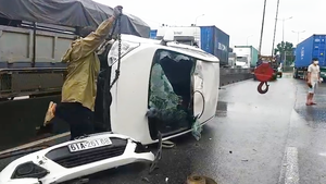 Video: Container húc ô tô lật nhào trên xa lộ Hà Nội