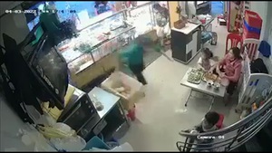 Video: Xe 'điên' tông thẳng vào tiệm bánh mì làm 6 người bị thương ở Đà Nẵng