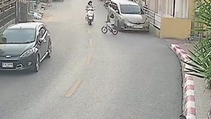 Video: Bé gái đạp xe lao ra từ trong hẻm khiến người phụ nữ đi xe máy té ngã gãy chân