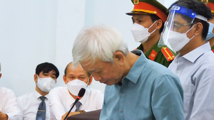 Video: Cựu chủ tịch tỉnh Khánh Hòa bật khóc và cúi đầu xin lỗi trước tòa