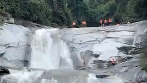 Video: Người đàn ông mất tích sau khi livestream tắm suối ở thác 7 tầng