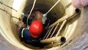 Video: Cứu người đàn ông mắc kẹt dưới giếng nhiều giờ ở Thanh Hóa