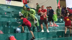 Video: Hình ảnh đẹp, cổ động viên đội mưa dọn rác ở sân Việt Trì sau trận U23 Việt Nam - U23 Myanmar