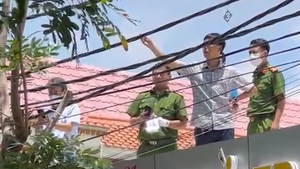 Video: Điện giật tử vong trên mái nhà khi cắt tỉa cây