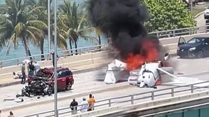 Video: Máy bay chao đảo rồi đâm xuống cầu, va chạm với ô tô và bốc cháy dữ dội