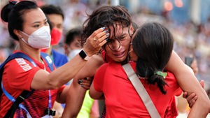 Video: Trần Nhật Hoàng ngã gục, ôm mẹ khóc sau thất bại trên đường chạy 400m