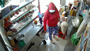 Video: Trộm táo tợn vào nhà lục tìm tài sản, lấy cắp điện thoại đắt tiền