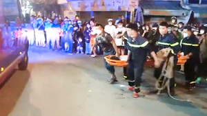 Video: Nam thanh niên hôn mê do bất ngờ nhảy xuống kênh ô nhiễm nặng ở TP.HCM