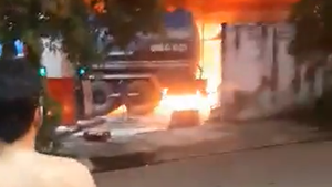 Video: Xe máy phát nổ rồi bốc cháy, lửa bén sang xe bồn đang bơm xăng xuống bể chứa