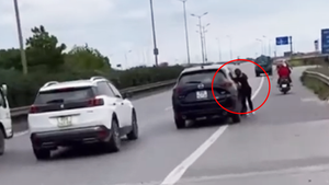 Video: Luật sư nói về hành vi đánh lái, hất người phụ nữ xuống đường của tài xế ô tô