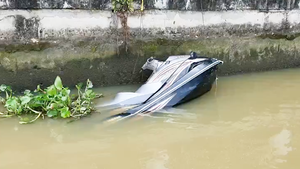 Video: Lái môtô nước đi câu cá, ghé nhà hàng ăn uống rồi tông vào sà lan trên sông Sài Gòn, 2 người tử vong