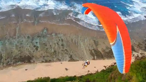 Video: Ngắm dù lượn trên đảo Lý Sơn