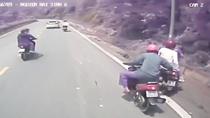 Video: Thanh niên đi xe máy dùng tay níu xe khác đang đổ nhanh xuống đèo do mất thắng