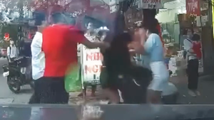 Video: Xác minh vụ nữ tài xế bị 2 người đàn ông hành hung sau va chạm giao thông