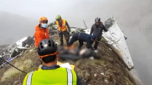 Video: Tìm thấy 21 thi thể và nhiều mảnh vỡ của chiếc máy bay rơi ở Nepal